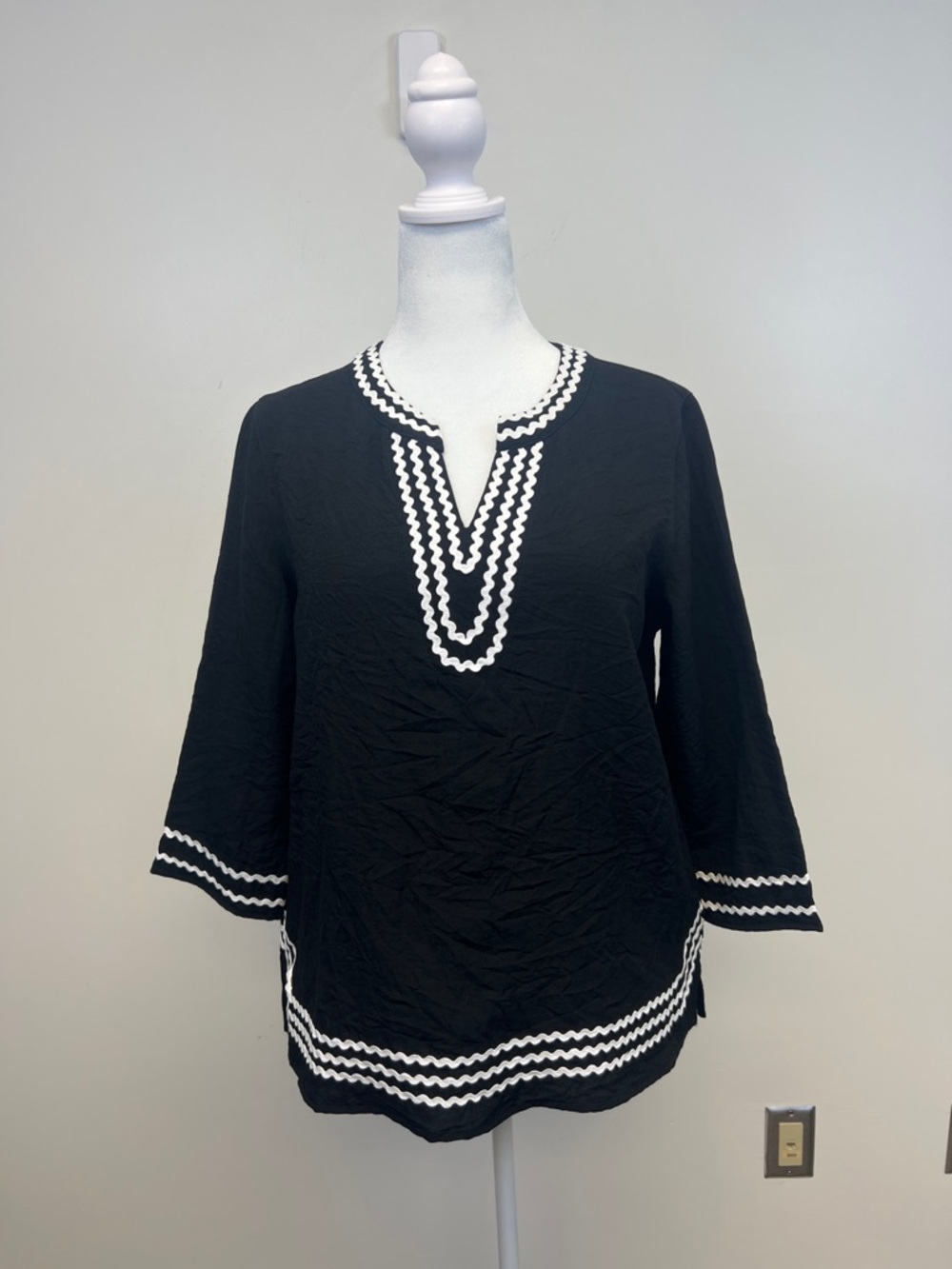 Multiples Women's Long Sleeves Crinkle Fabric Black Blouse White Applique Small